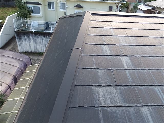 大垣市で屋根カバー工事をご提案したカラーベスト屋根、棟板金や雨仕舞い板金のジョイント部分にご注意